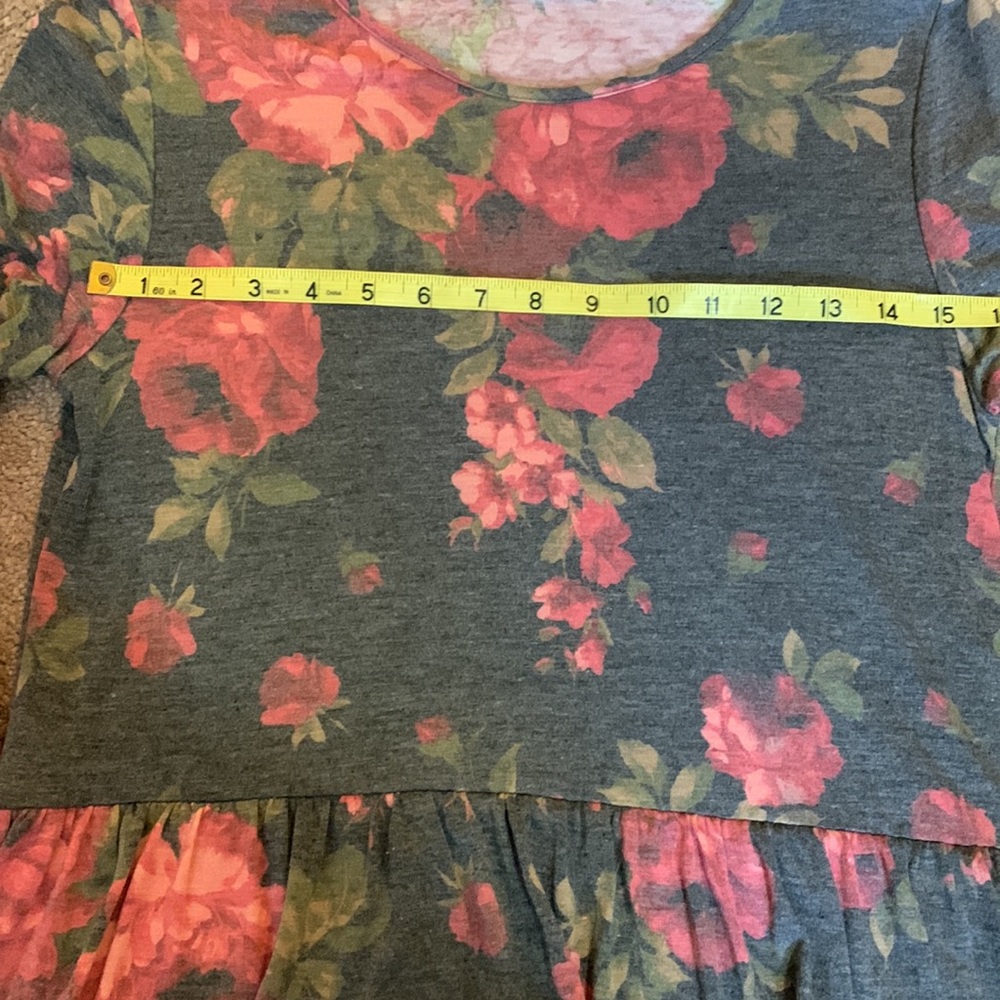 Chris & Carol Gray & Pink Floral Long Sleeve Peplum Top Women’s Size Small - Picture 5 of 7